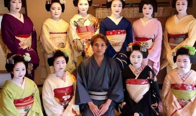 日本羽毛球“一哥”找艺伎作陪惹争议，一人被十位美女环绕笑开颜