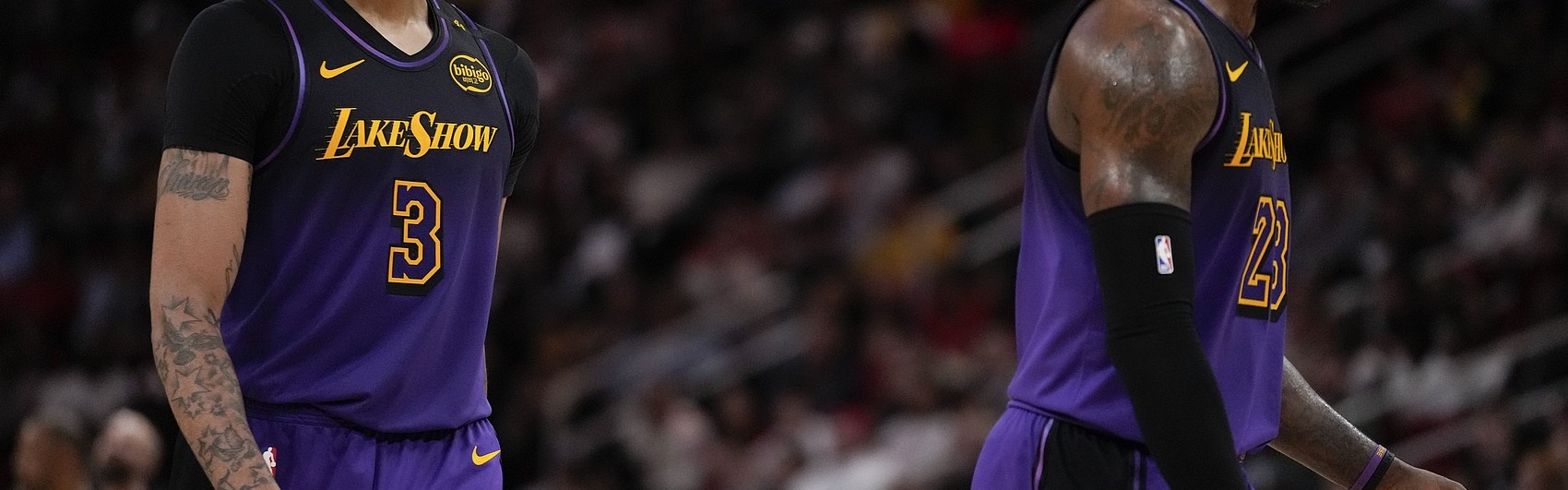 乐鱼体育官方-詹姆斯INS展示名人堂荣誉夹克 获队友浓眉评论盛赞：顶尖水准！