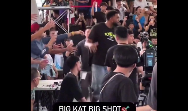 乐鱼体育登录-唐斯中国行惊喜邂逅小卡，即兴三分对决点燃现场