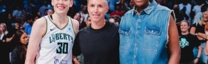 纳什纽约观战WNBA自由人比赛！合影中的纳什反而略显小鸟依人